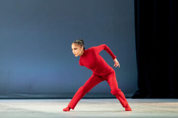 Tsukino Tanaka, danseuse japonaise de ballet en tenue rouge sur scène
