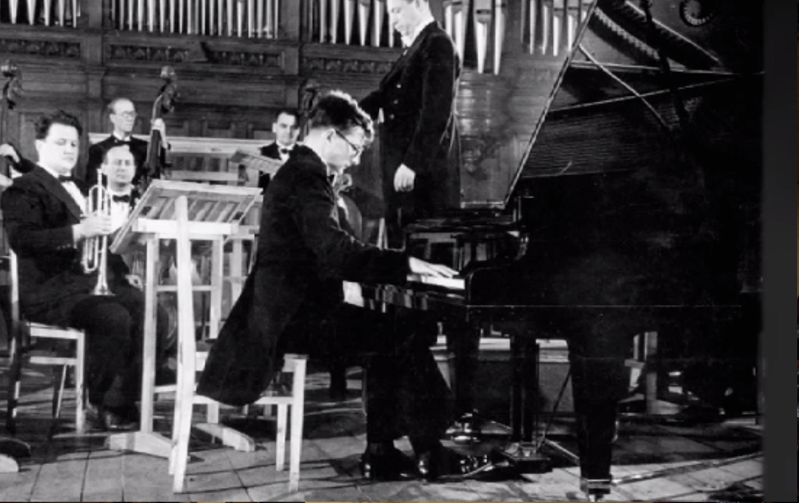 Ленинградская симфония шостаковича. Пианист дмитрий дмитриевич шостакович. Шостакович тапер. Шостакович профессор консерватории. Кто из отечественных композиторов подрабатывал тапером.